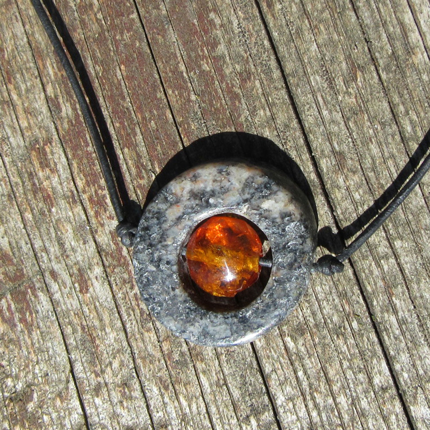 Bernsteinperle in gebohrter Steinscheibe, Unikat