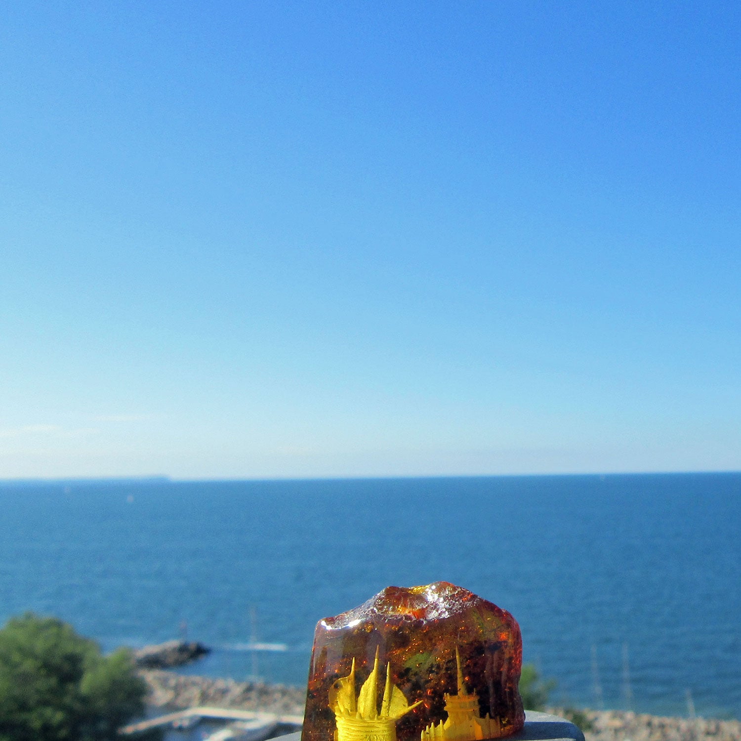 Bernstein-Unikat mit Segelschiff und Turm, 3D-Gravur