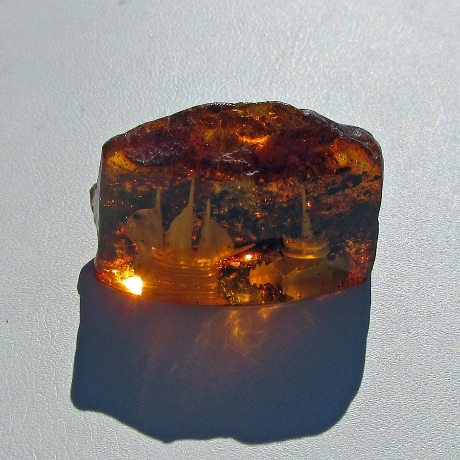 Bernstein-Unikat mit Segelschiff und Turm, 3D-Gravur