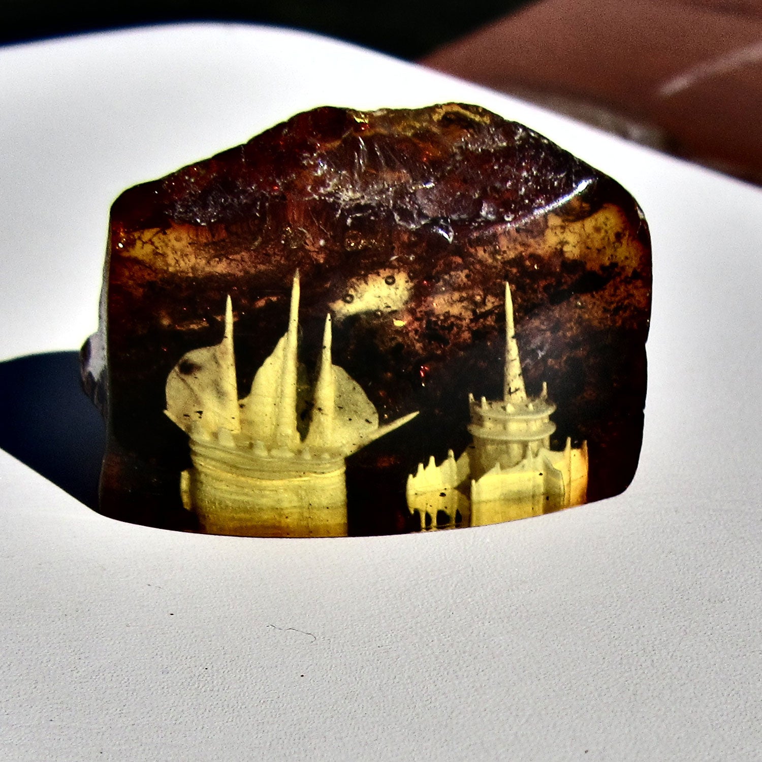 Bernstein-Unikat mit Segelschiff und Turm, 3D-Gravur