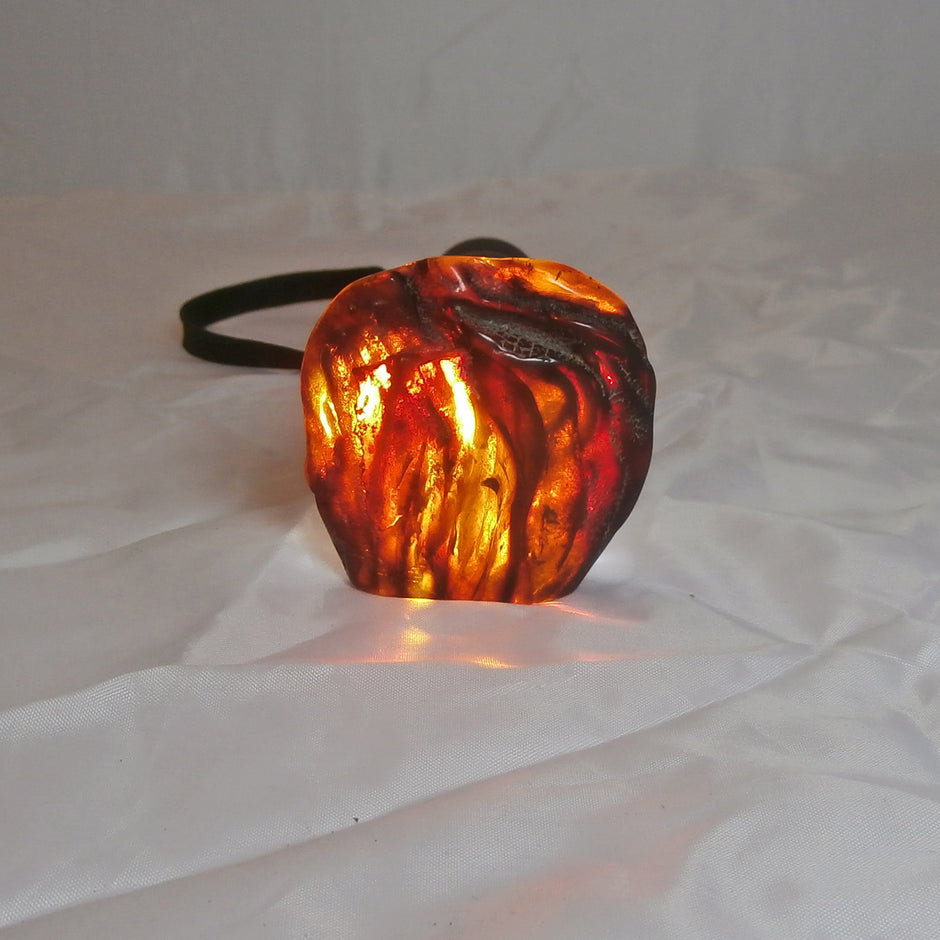 Poliertes Dunkles Bernsteinstück – Einzigartig und Durchscheinend