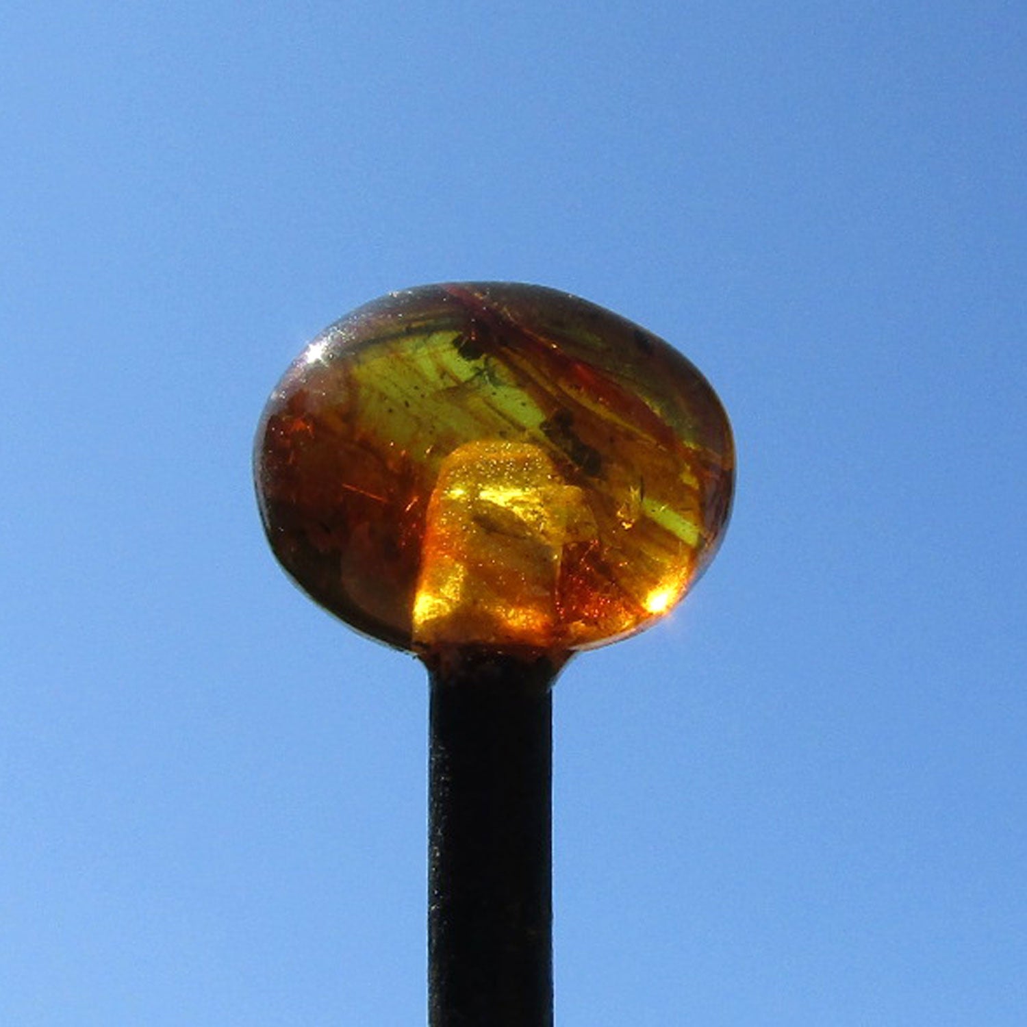 Haarnadel aus Holz mit kognacfarbenem Bernstein – Unikat