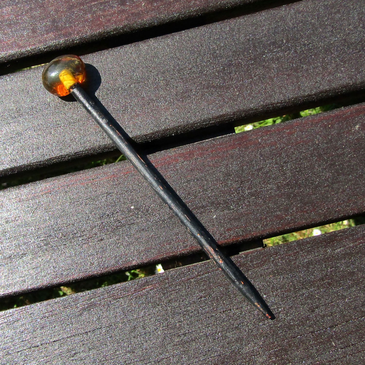 Haarnadel aus Holz mit kognacfarbenem Bernstein – Unikat