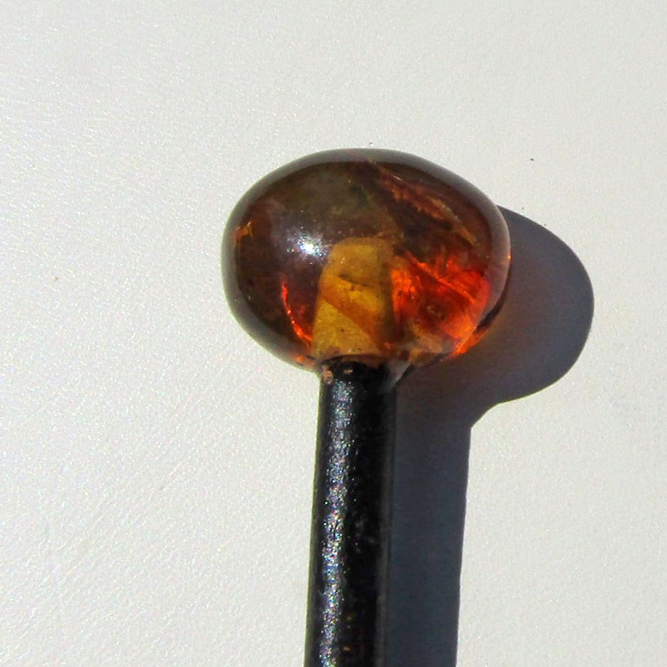 Haarnadel aus Holz mit kognacfarbenem Bernstein – Unikat