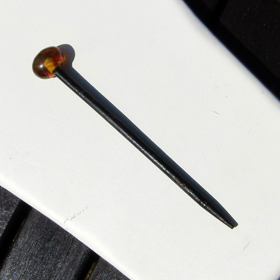 Haarnadel aus Holz mit kognacfarbenem Bernstein – Unikat