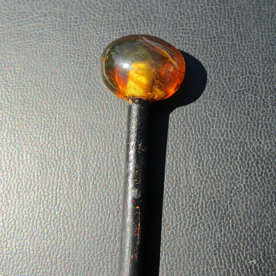 Haarnadel aus Holz mit kognacfarbenem Bernstein – Unikat