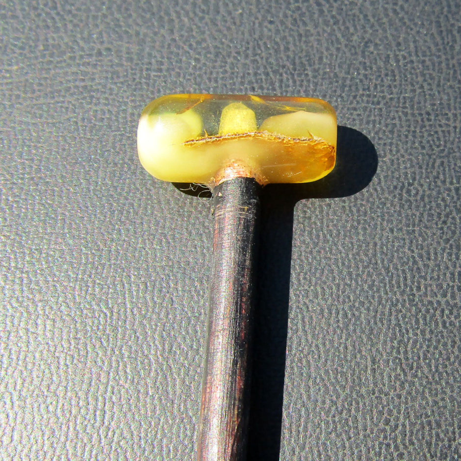 Elegante Haarnadel aus Holz mit hellem Bernstein