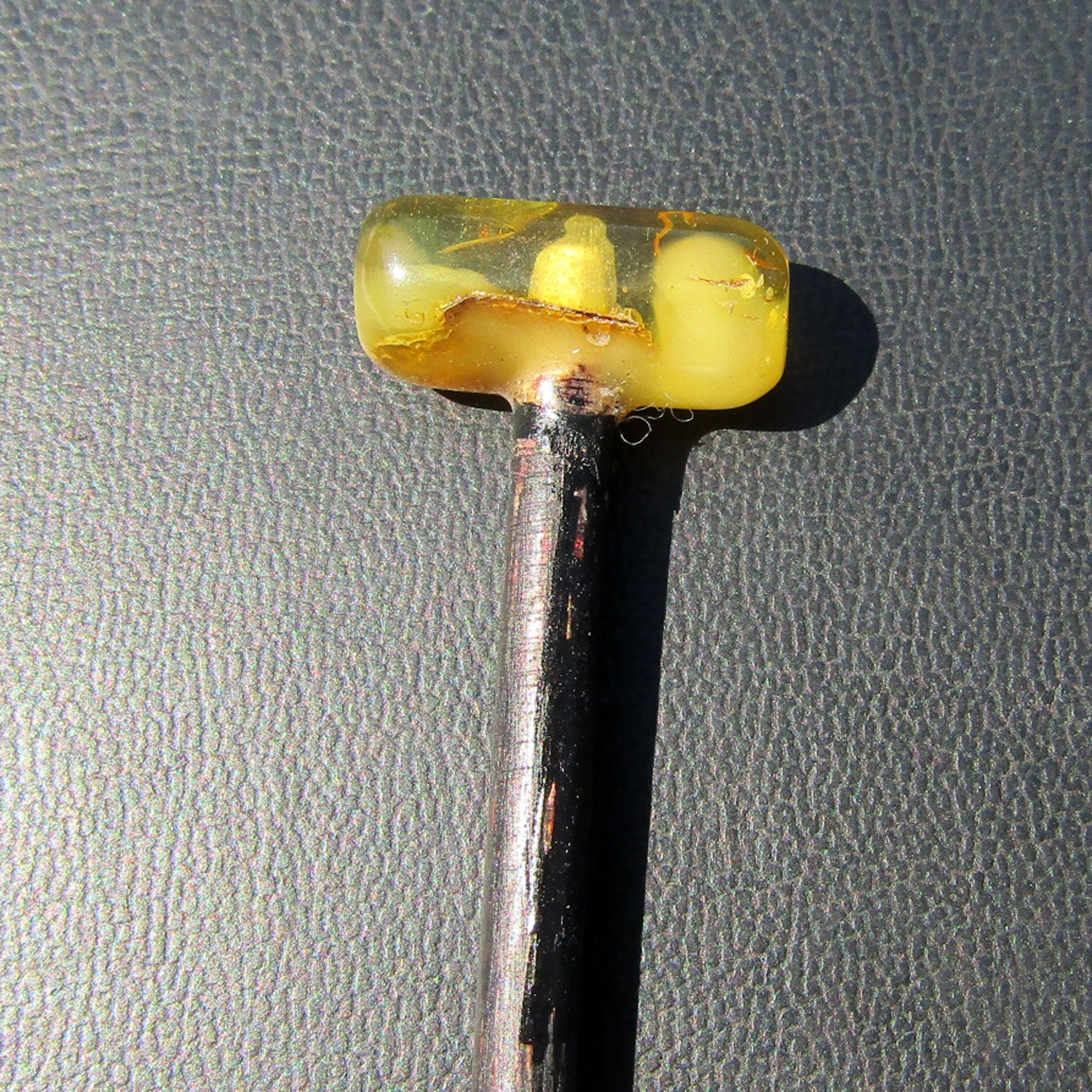 Elegante Haarnadel aus Holz mit hellem Bernstein