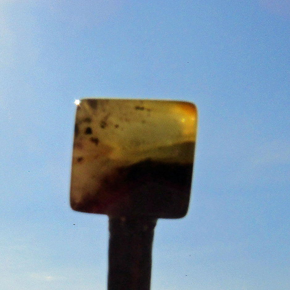 Haarnadel aus Holz mit Bernsteinwürfel, ein Unikat