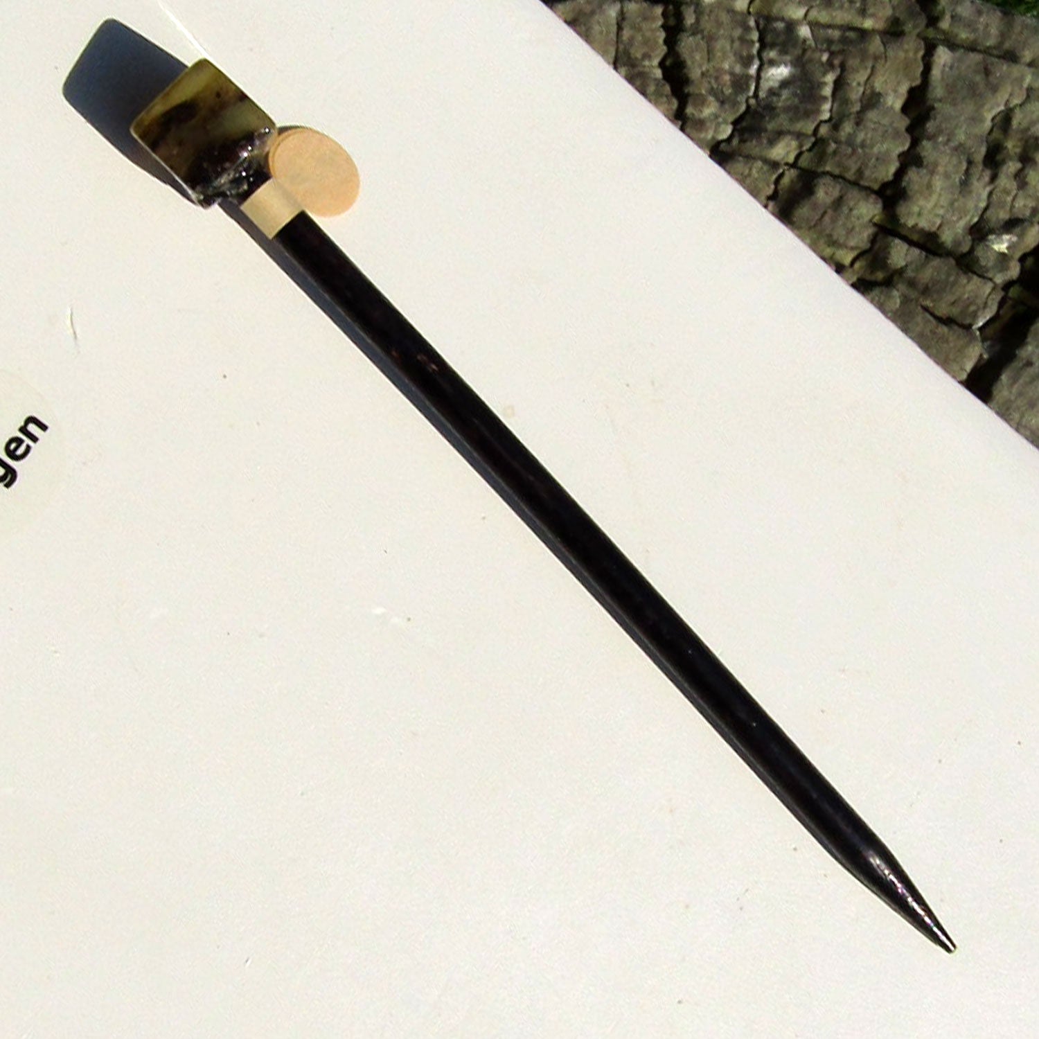 Haarnadel aus Holz mit Bernsteinwürfel, ein Unikat