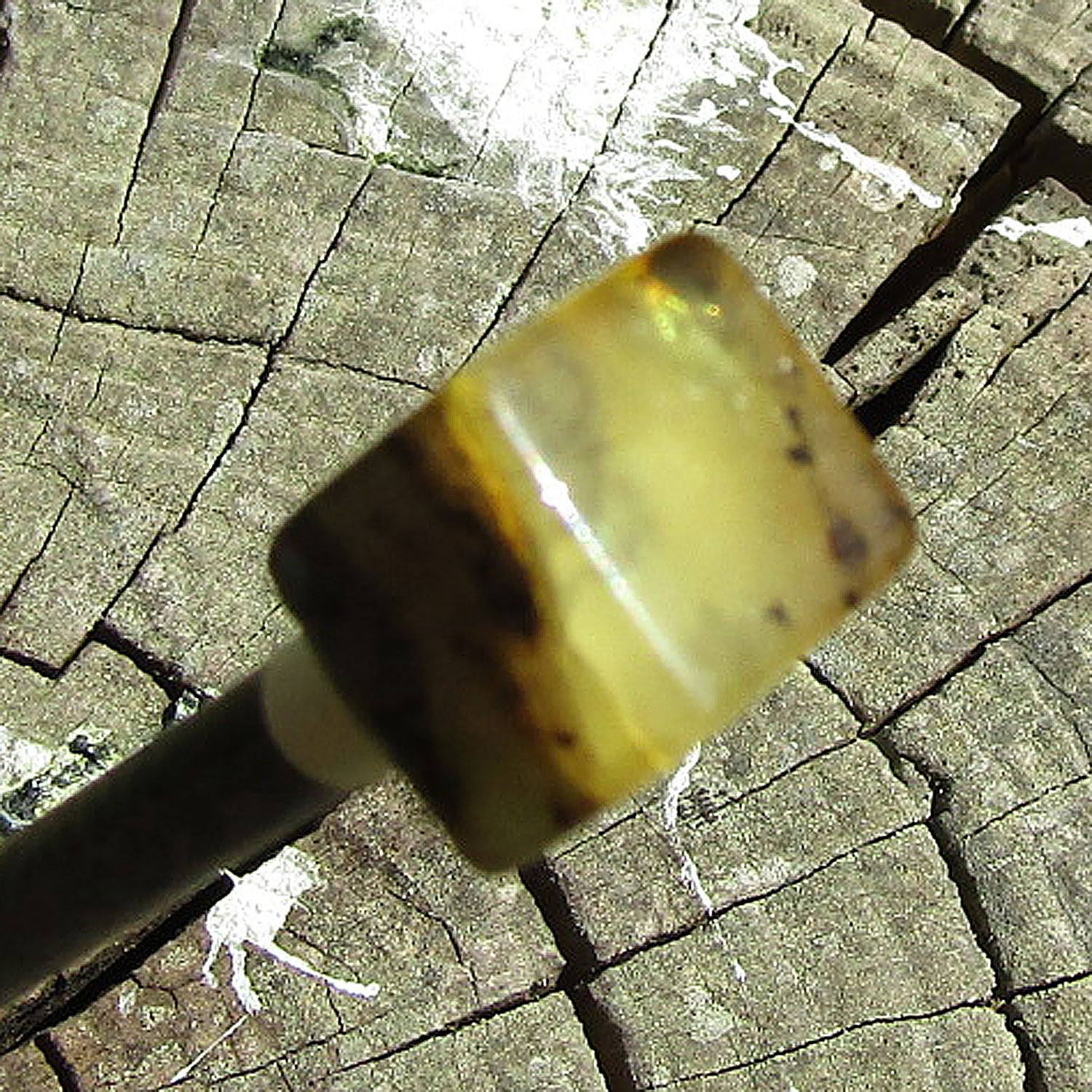 Haarnadel aus Holz mit Bernsteinwürfel, ein Unikat