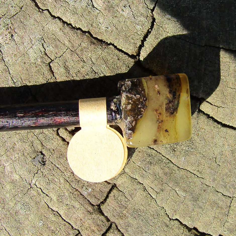 Haarnadel aus Holz mit Bernsteinwürfel, ein Unikat
