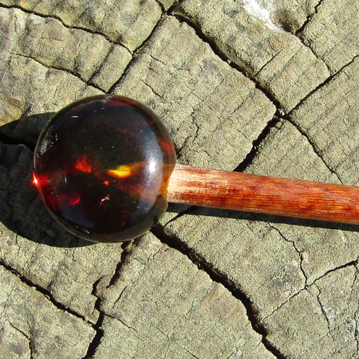 Handgefertigte Haarnadel aus Holz mit Bernsteinunikat