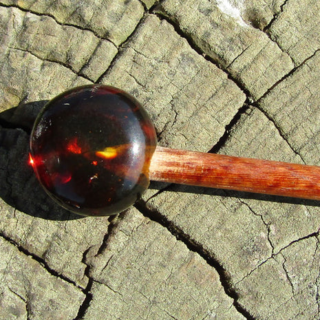 Handgefertigte Haarnadel aus Holz mit Bernsteinunikat