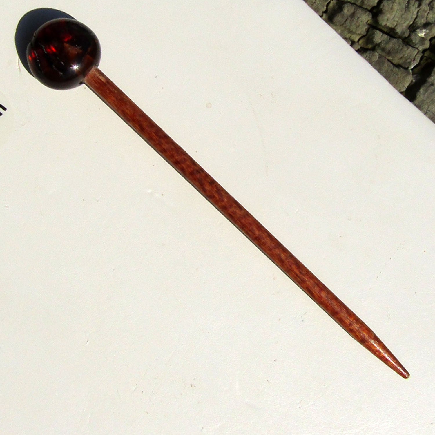 Handgefertigte Haarnadel aus Holz mit Bernsteinunikat