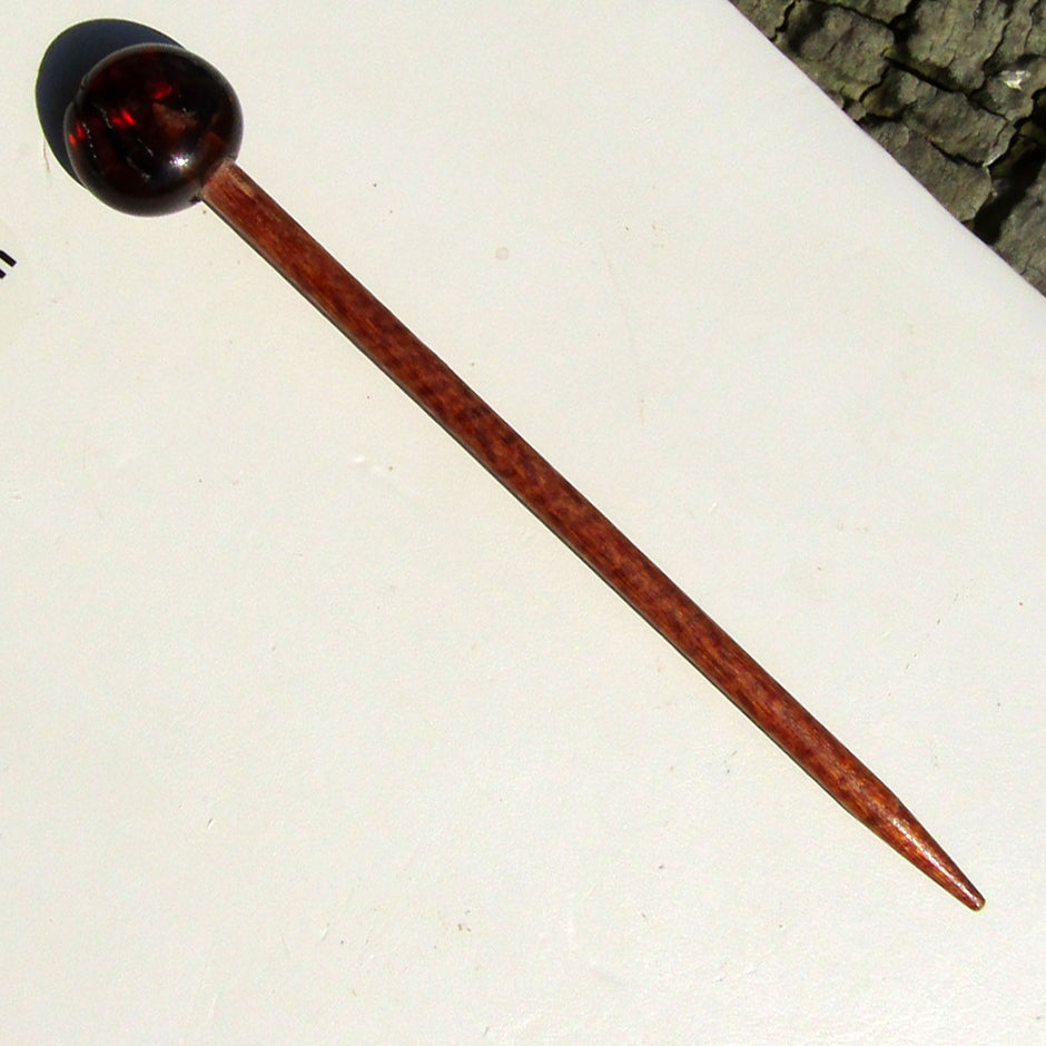 Handgefertigte Haarnadel aus Holz mit Bernsteinunikat