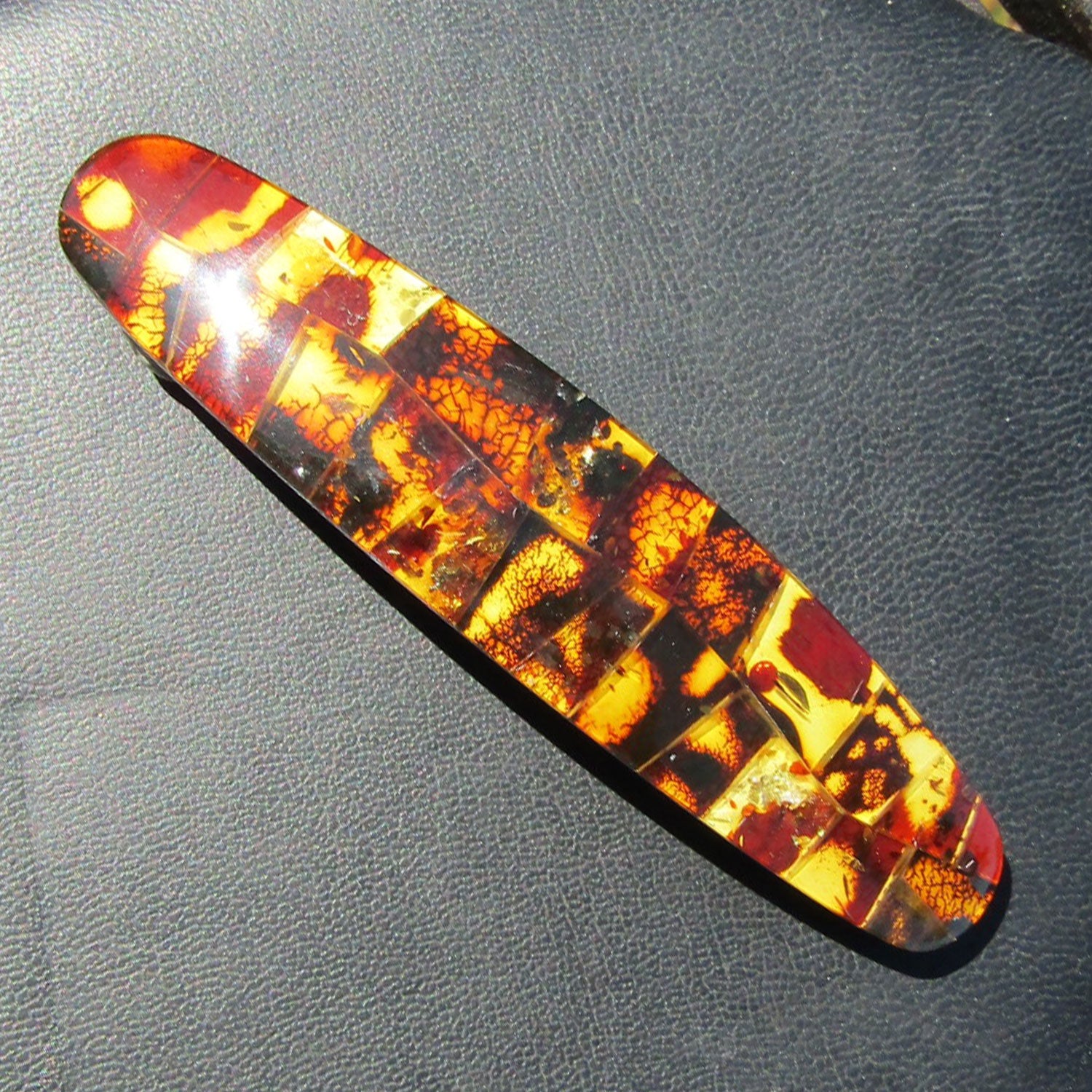 Einzigartige Haarspange aus buntem Bernstein