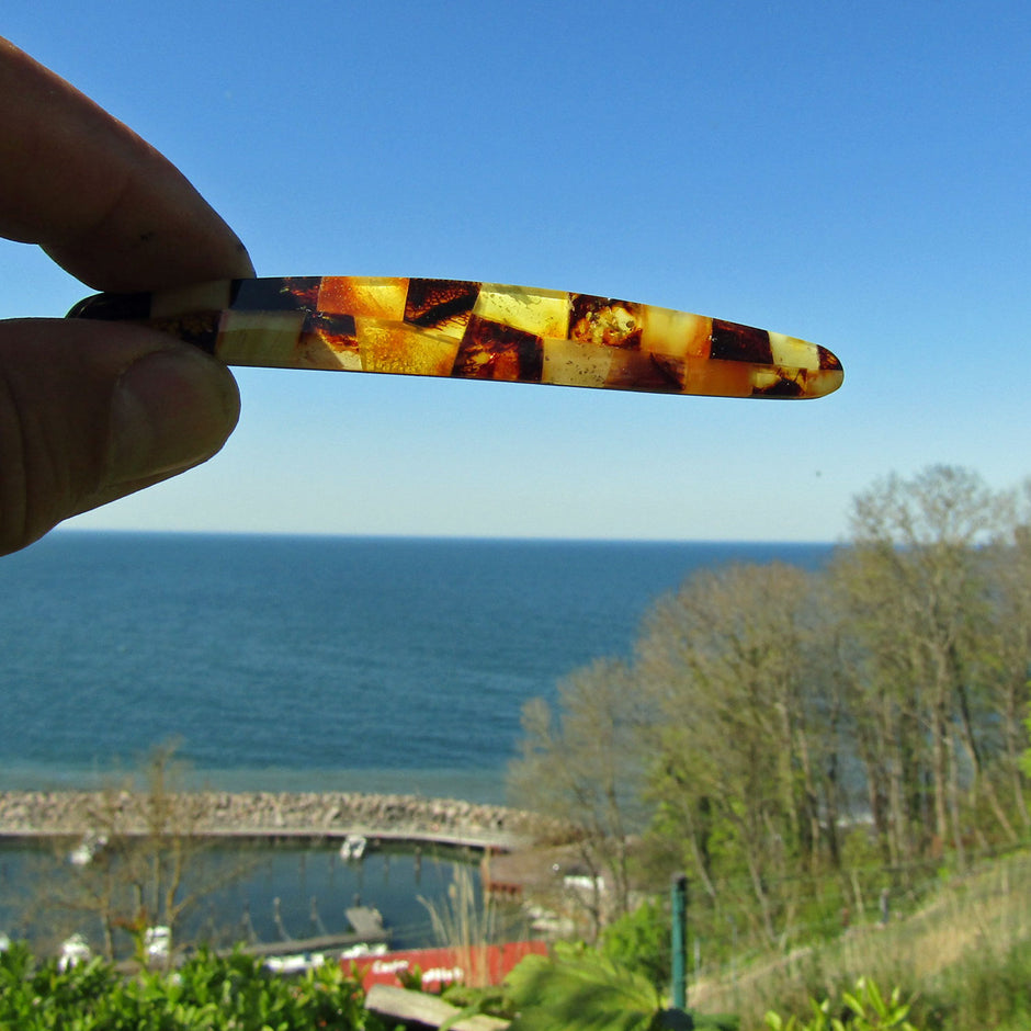 Haarspange aus flachem Bernstein, farbenfroh und einzigartig