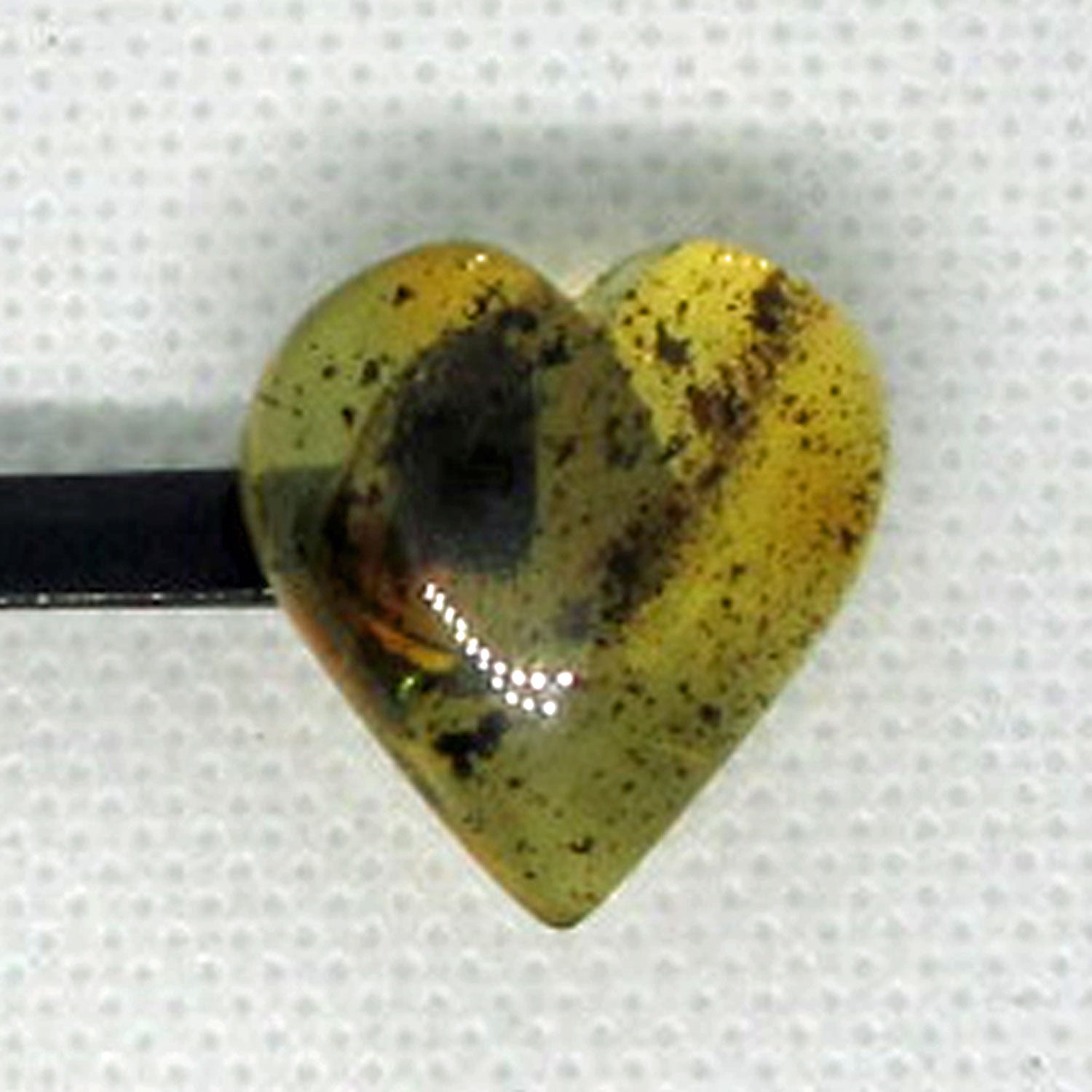 Haarklemme mit poliertem Herz aus Bernstein, flach und schwarz