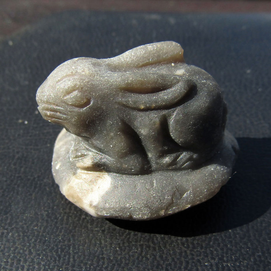 Einzelstück: Hase aus Feuerstein, handgeschnitten