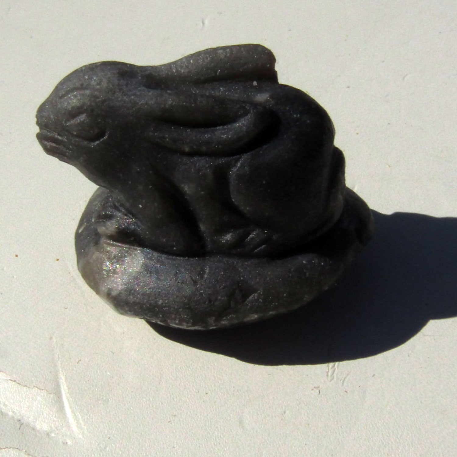 Einzelstück: Hase aus Feuerstein, handgeschnitten