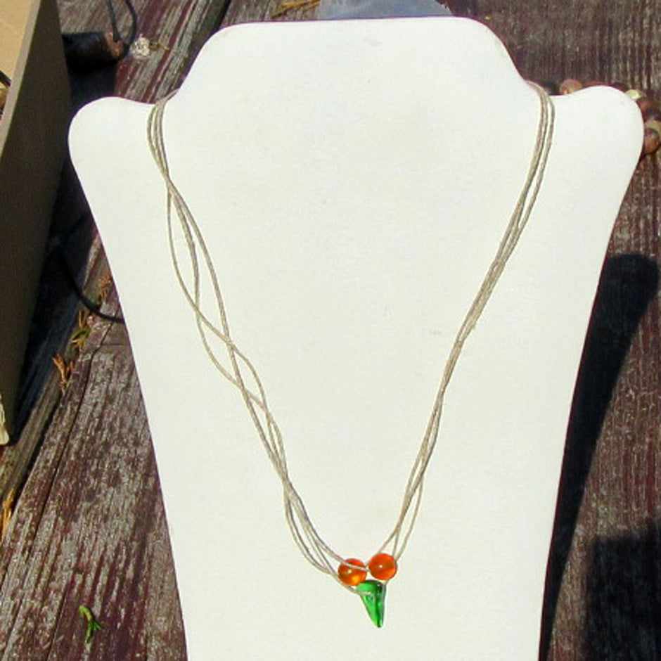 Collier aus Sisal mit Bernstein und grünem Seeglas
