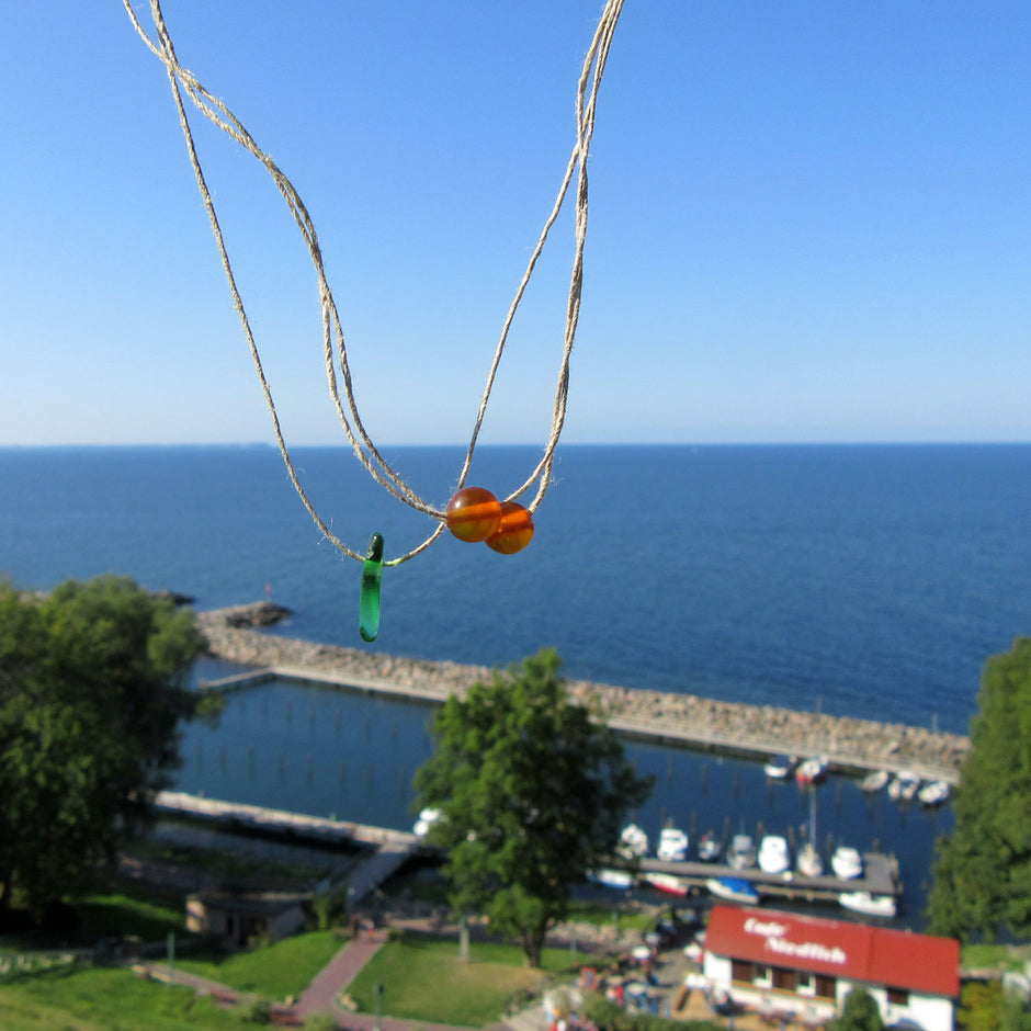 Collier aus Sisal mit Bernstein und grünem Seeglas