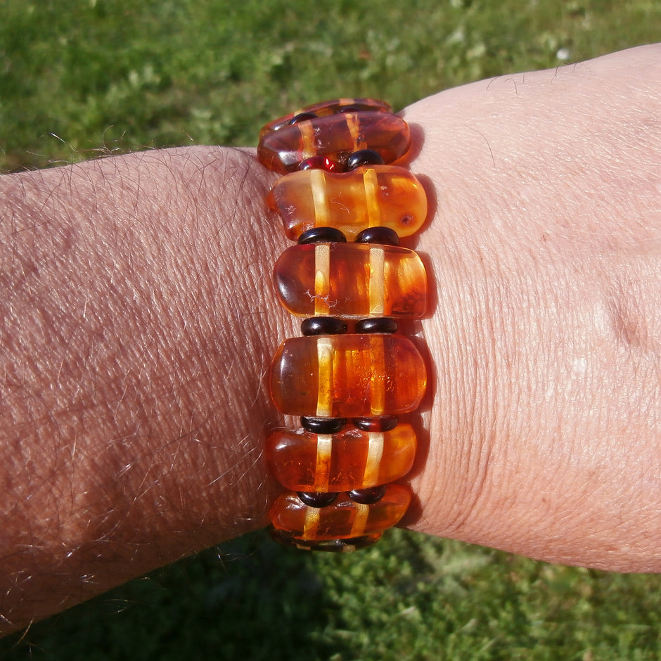Einzigartiges Herrenarmband aus handverlesenen Bernsteinen