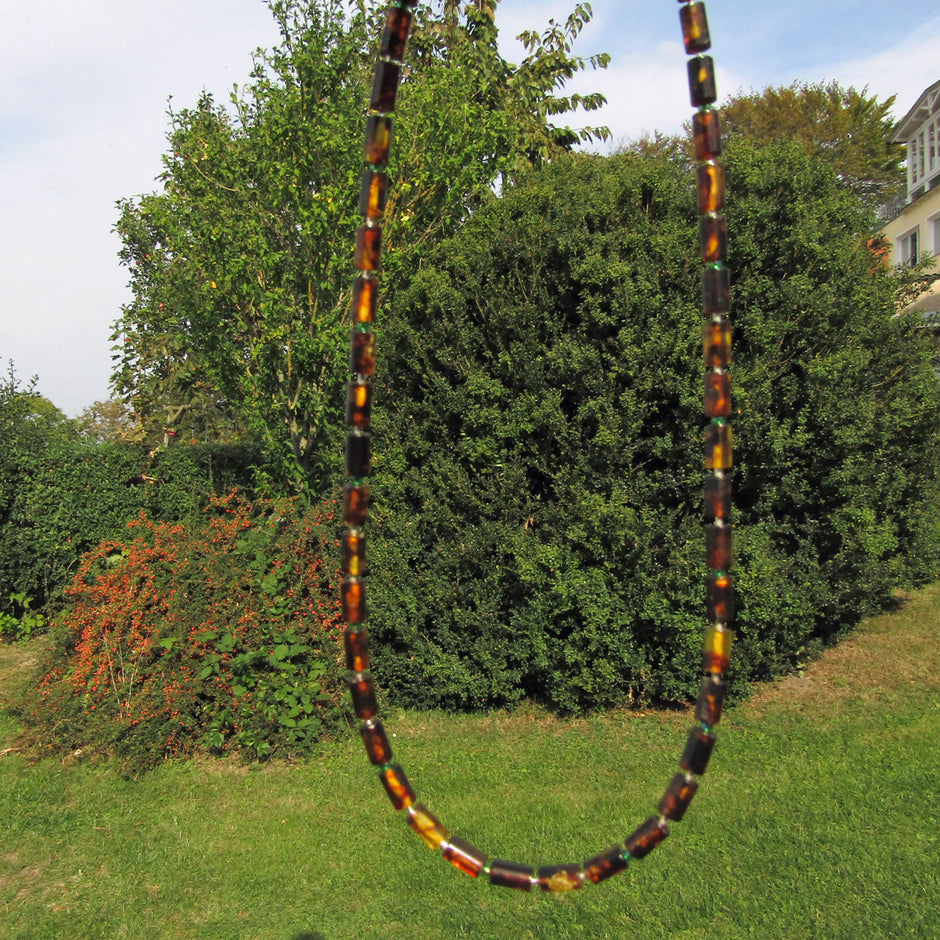 Collier aus polierten Bernsteinwalzen mit Silber und Glasperlen