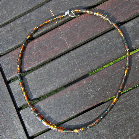 Collier aus polierten Bernsteinwalzen mit Silber und Glasperlen