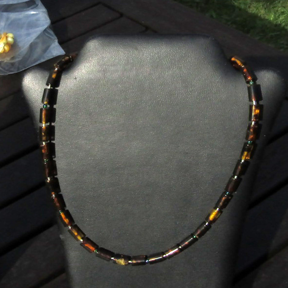 Collier aus polierten Bernsteinwalzen mit Silber und Glasperlen