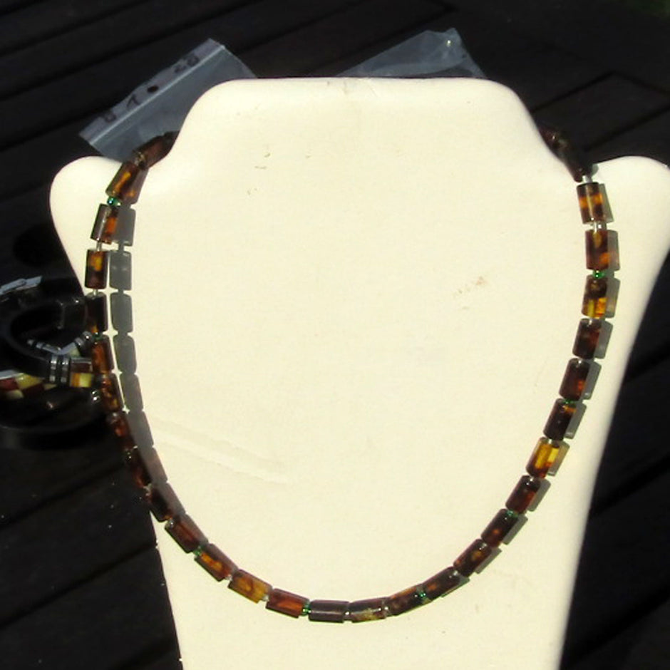 Collier aus polierten Bernsteinwalzen mit Silber und Glasperlen