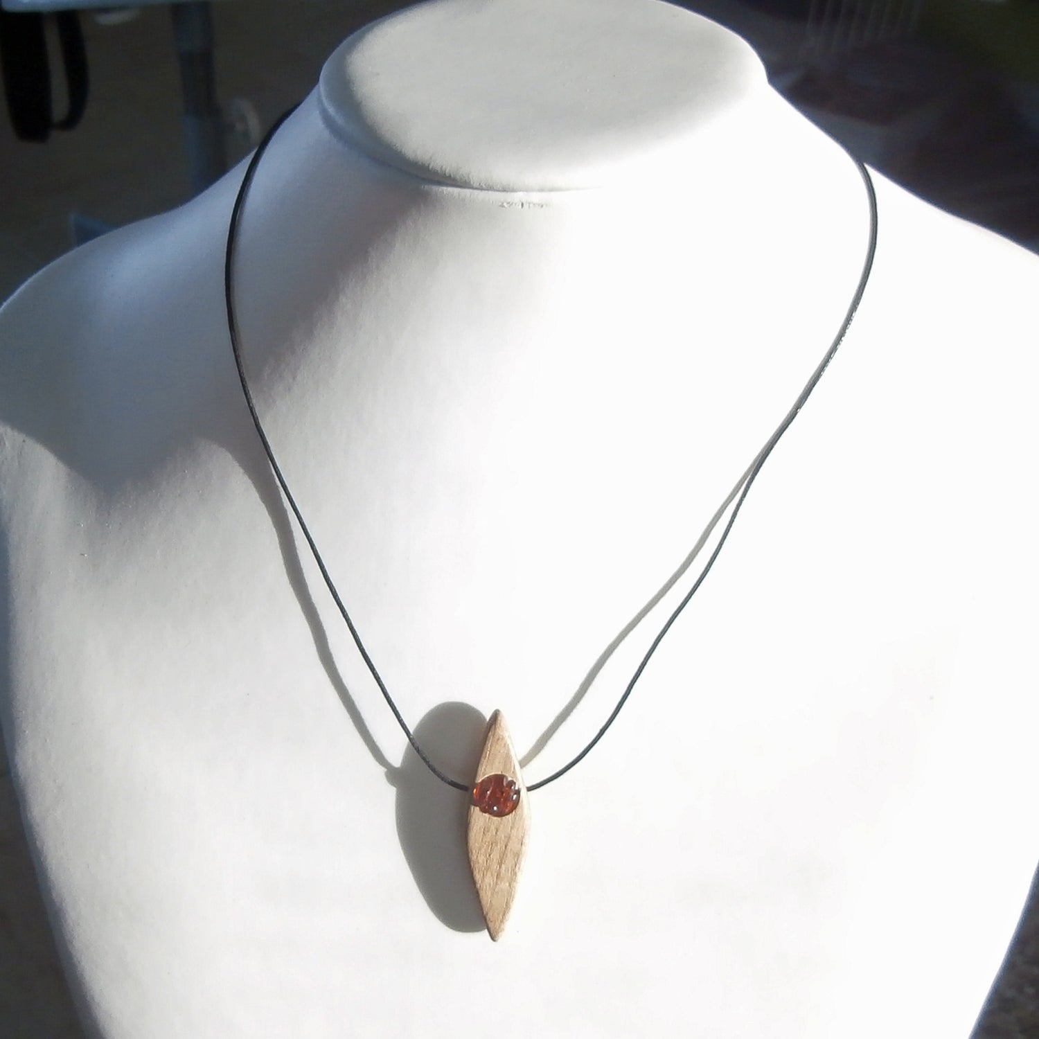 Collier mit 3 Bernsteinen und rautenförmigem Holz