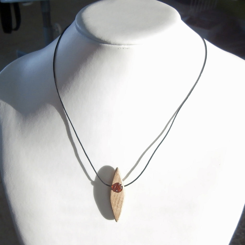 Collier mit 3 Bernsteinen und rautenförmigem Holz