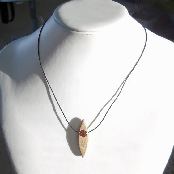 Collier mit 3 Bernsteinen und rautenförmigem Holz