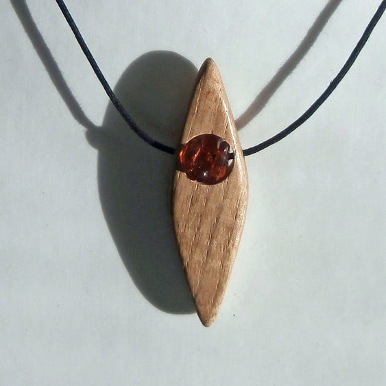 Collier mit 3 Bernsteinen und rautenförmigem Holz
