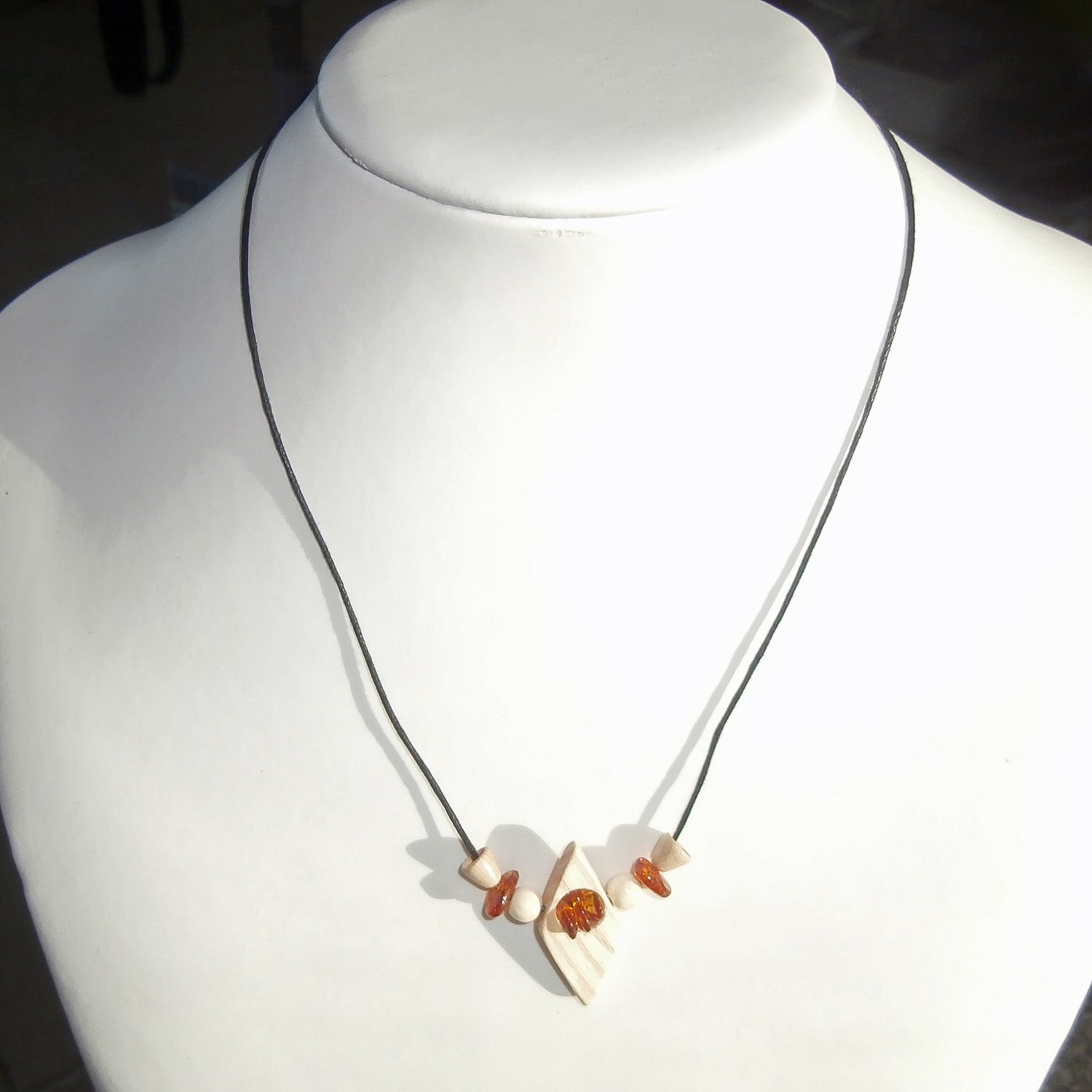 Collier mit 3 Bernsteinen und Holz, einzigartig und natürlich