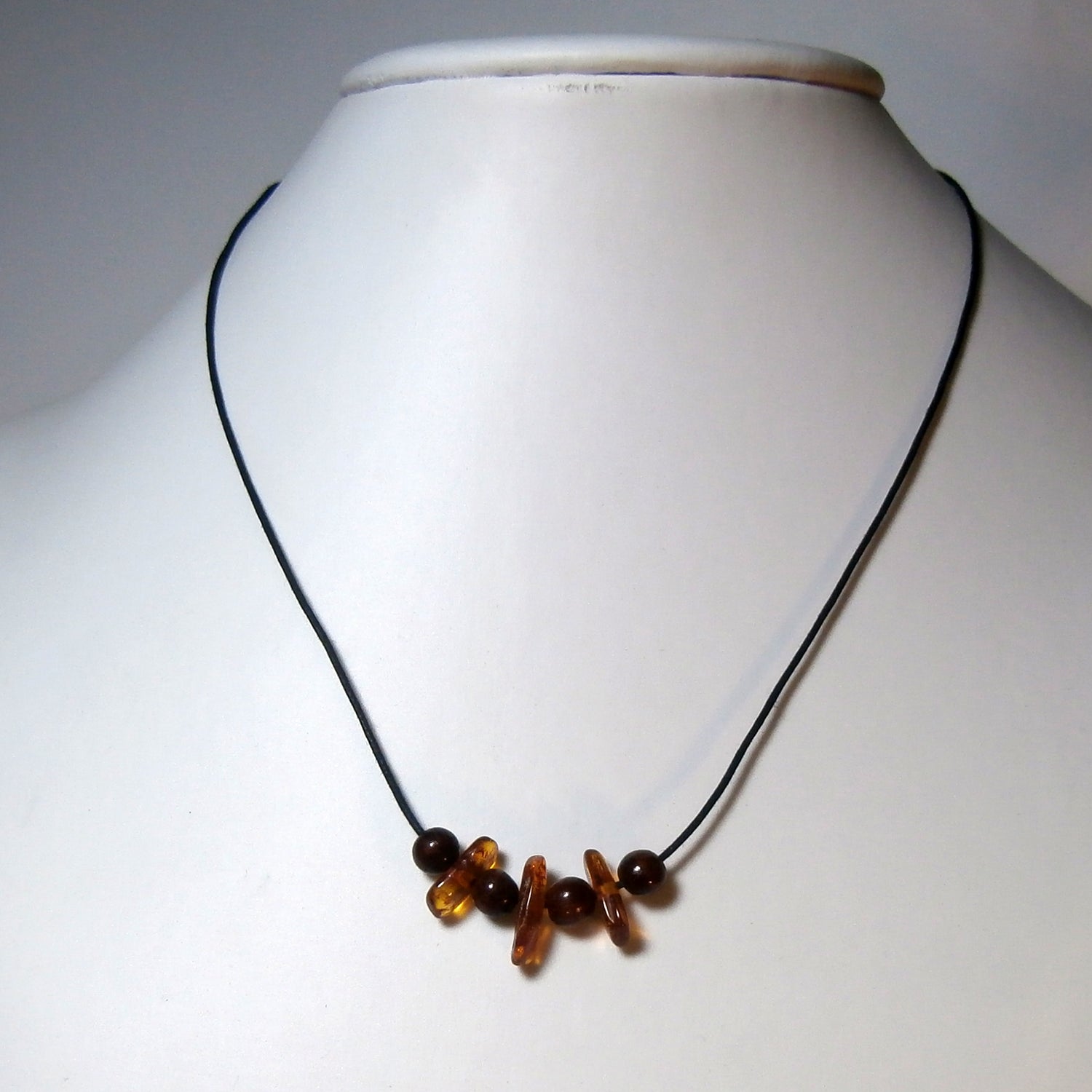 Collier aus Bernstein und Holzperlen, maritim und einzigartig