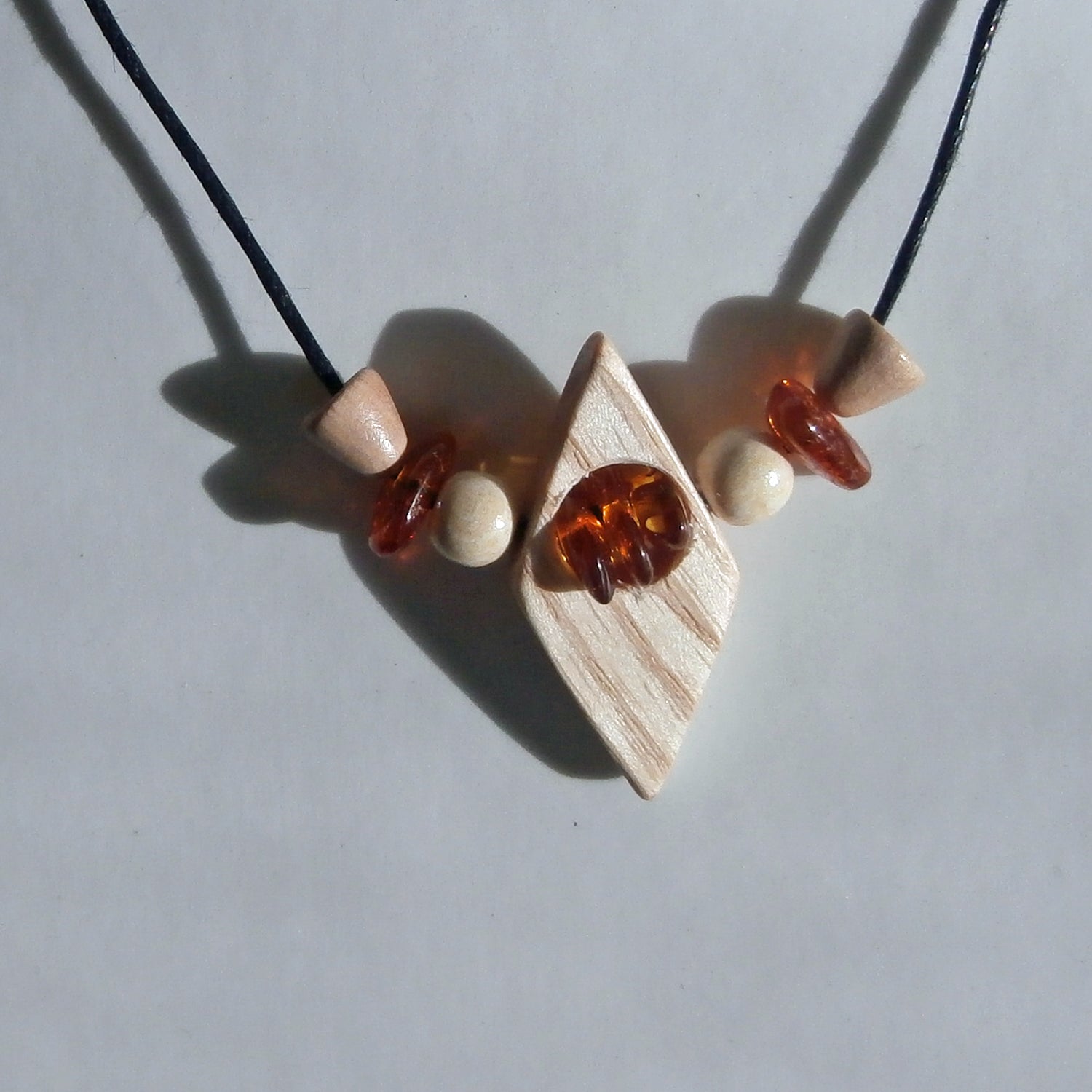 Collier mit 3 Bernsteinen und Holz, einzigartig und natürlich