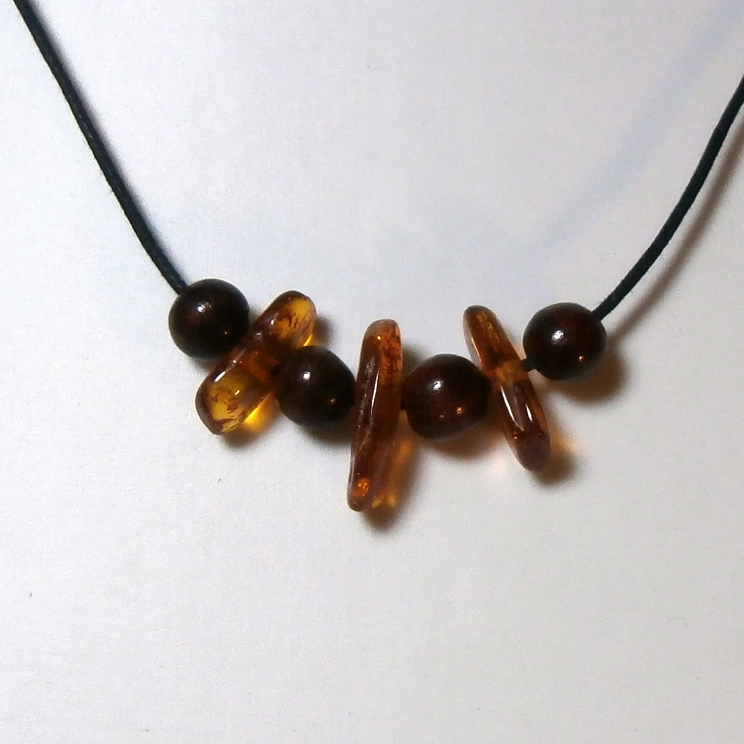 Collier aus Bernstein und Holzperlen, maritim und einzigartig