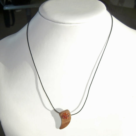 Collier mit 3 Bernsteinen im schrägen Zahn aus Holz