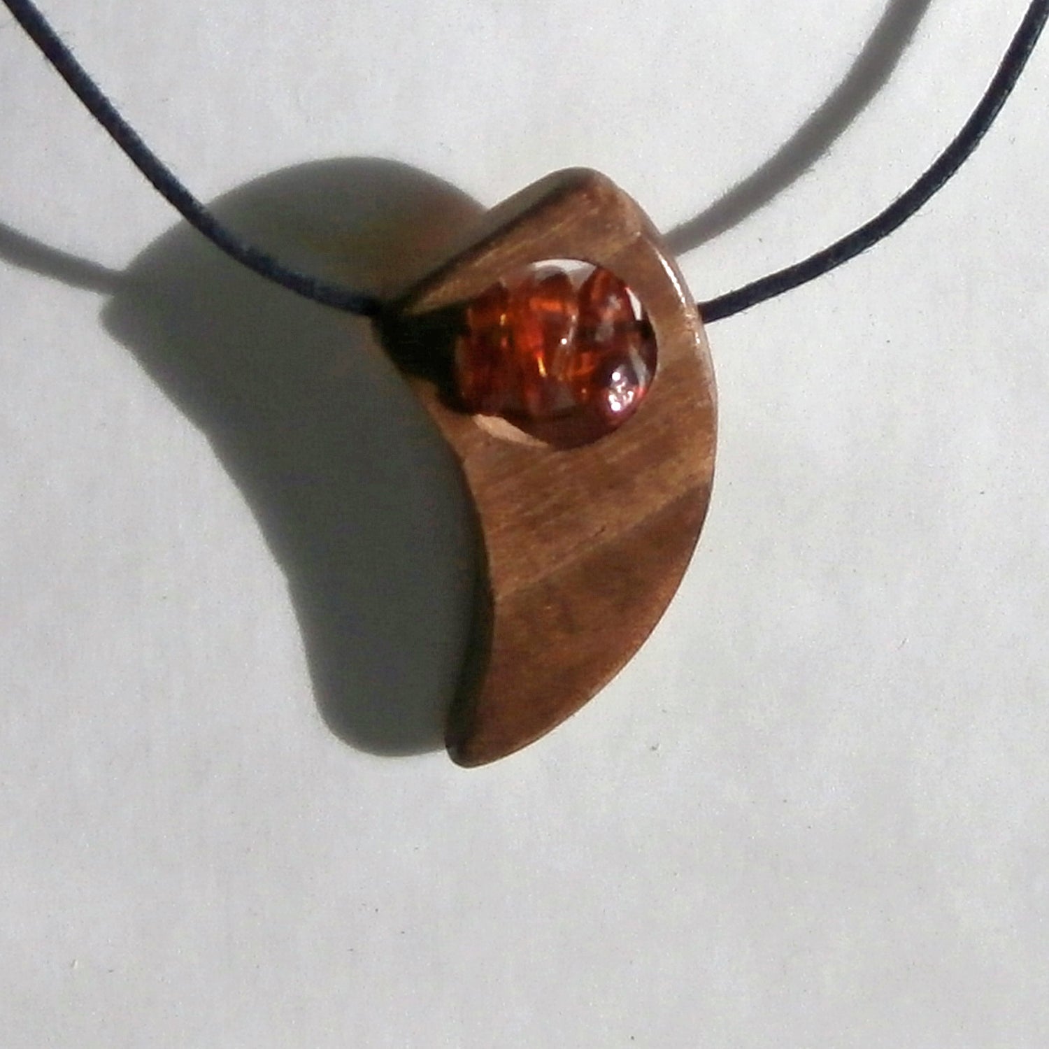 Collier mit 3 Bernsteinen im schrägen Zahn aus Holz