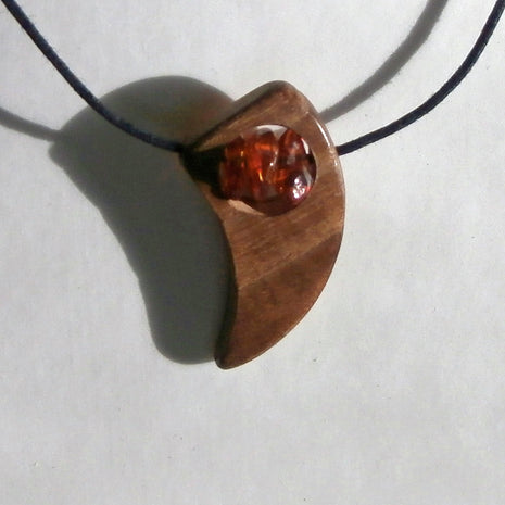 Collier mit 3 Bernsteinen im schrägen Zahn aus Holz