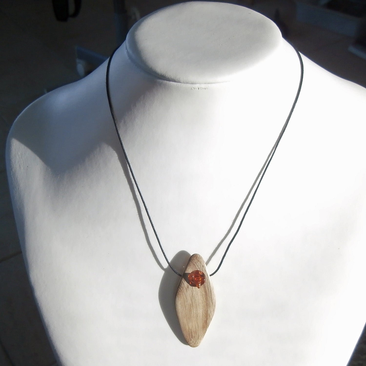 Collier mit 3 Bernsteinen in rautenförmigem Holz