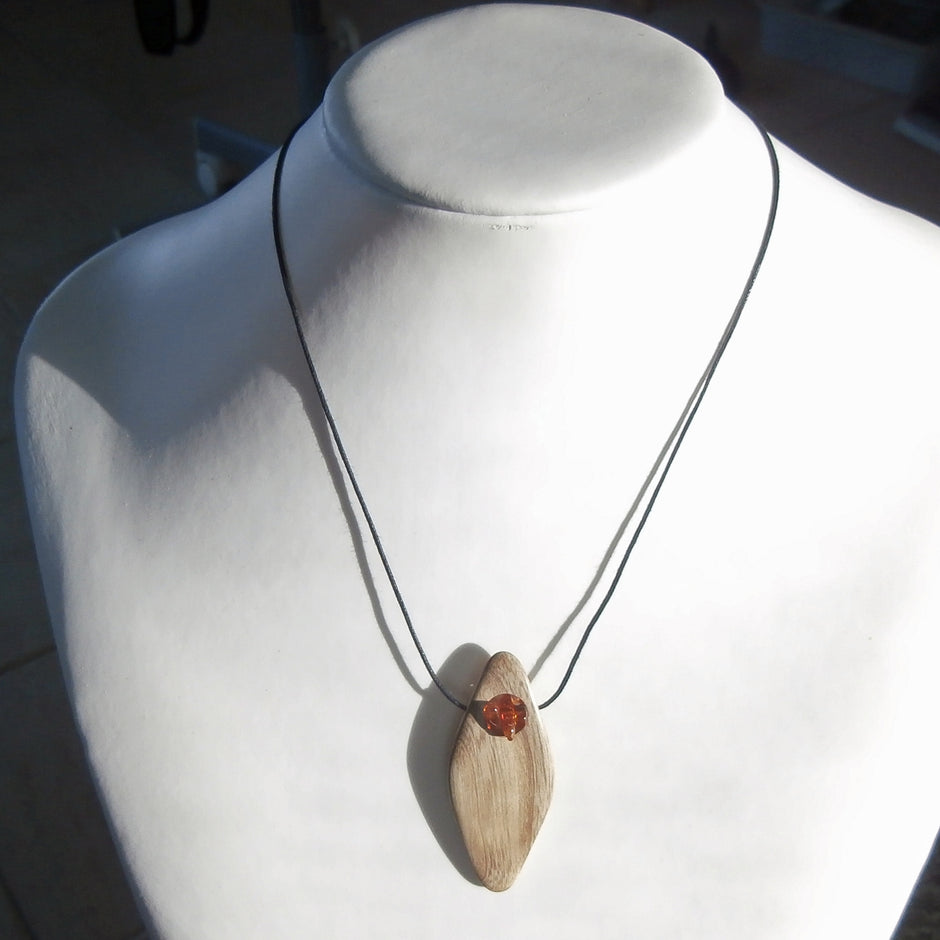 Collier mit 3 Bernsteinen in rautenförmigem Holz