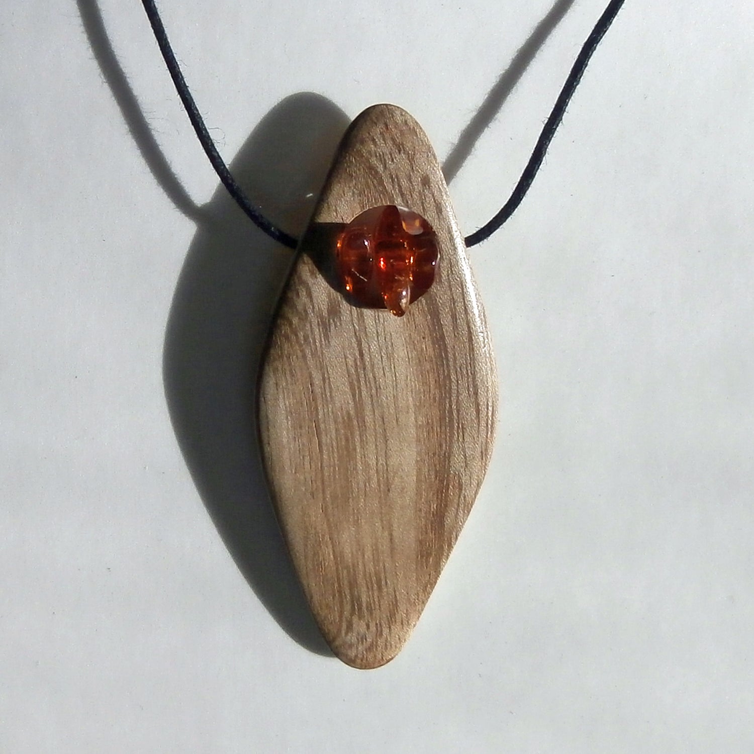 Collier mit 3 Bernsteinen in rautenförmigem Holz