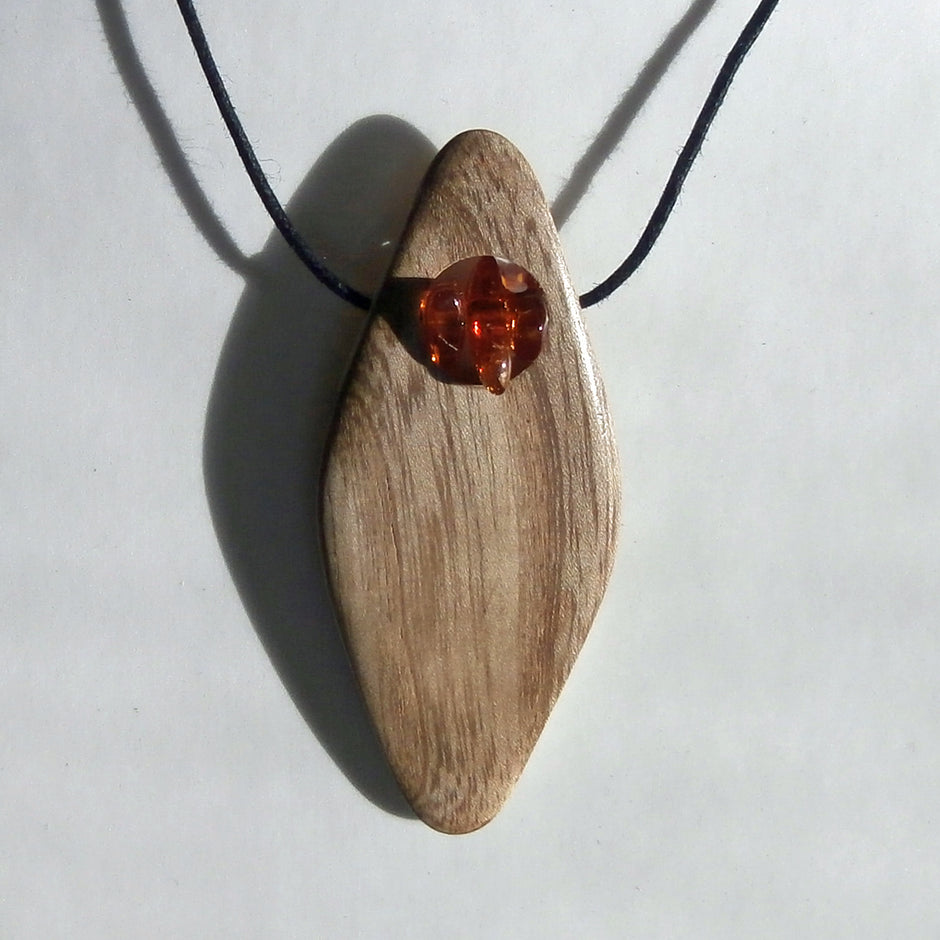 Collier mit 3 Bernsteinen in rautenförmigem Holz