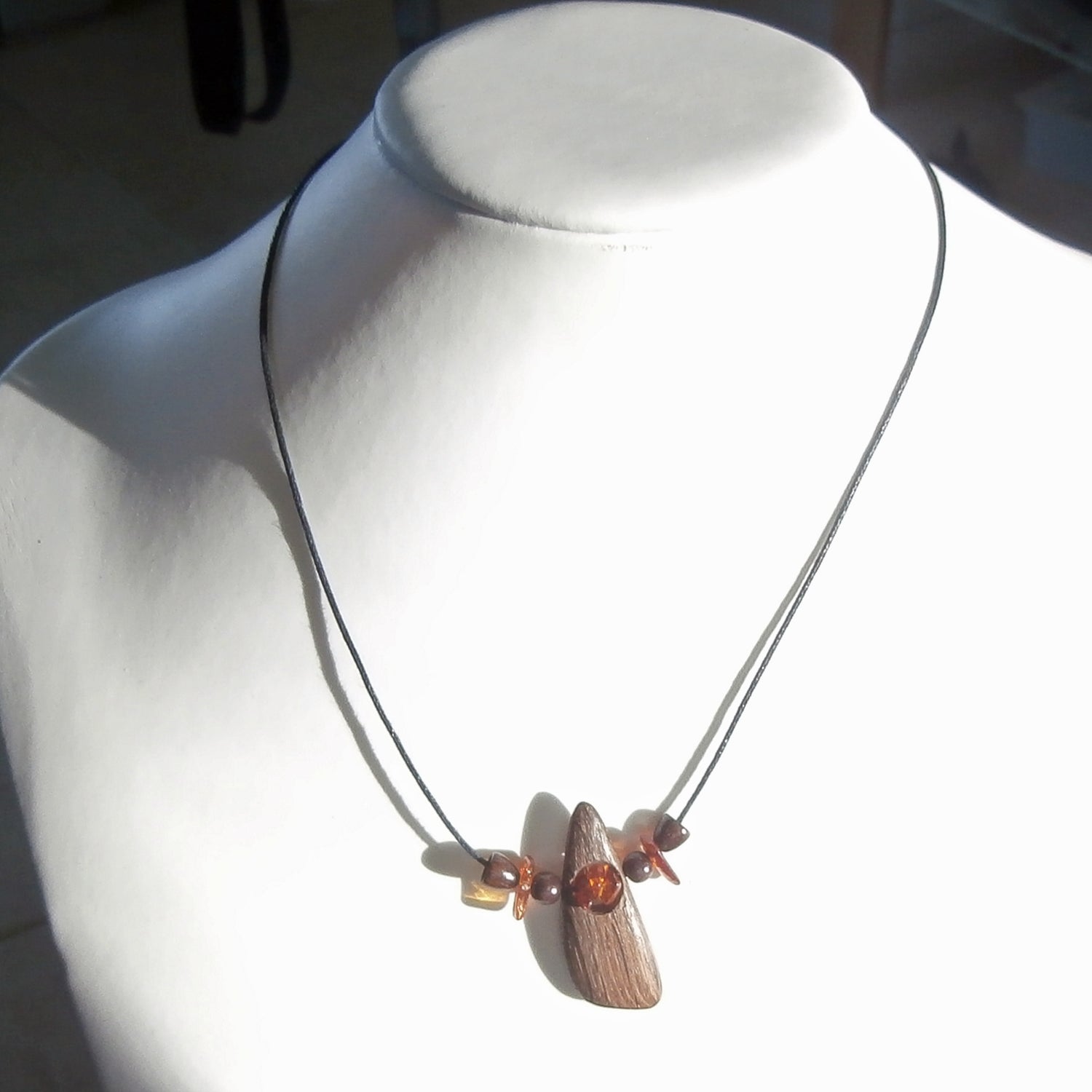 Collier mit 3 Bernsteinen und Holz im schrägen Dreieck