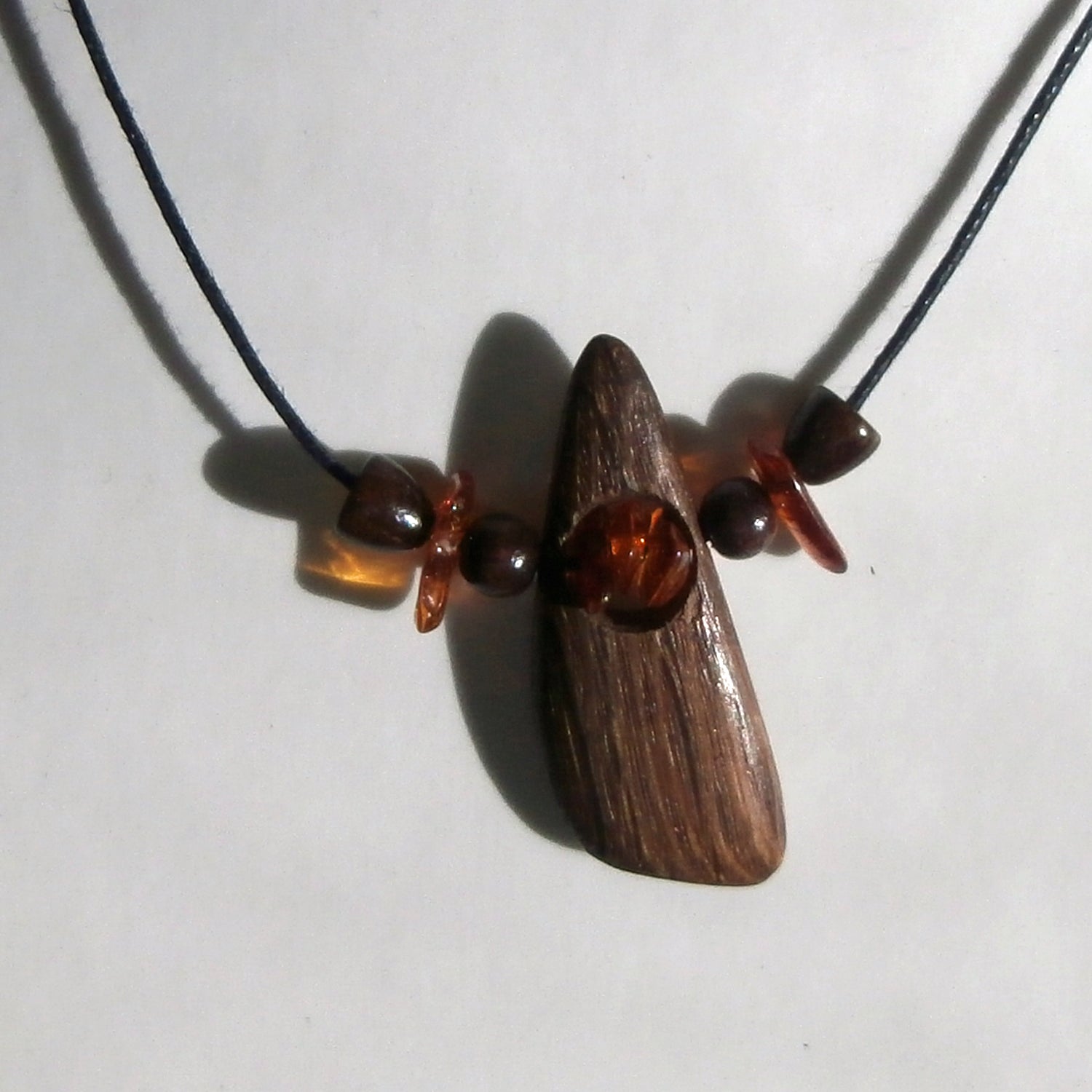 Collier mit 3 Bernsteinen und Holz im schrägen Dreieck