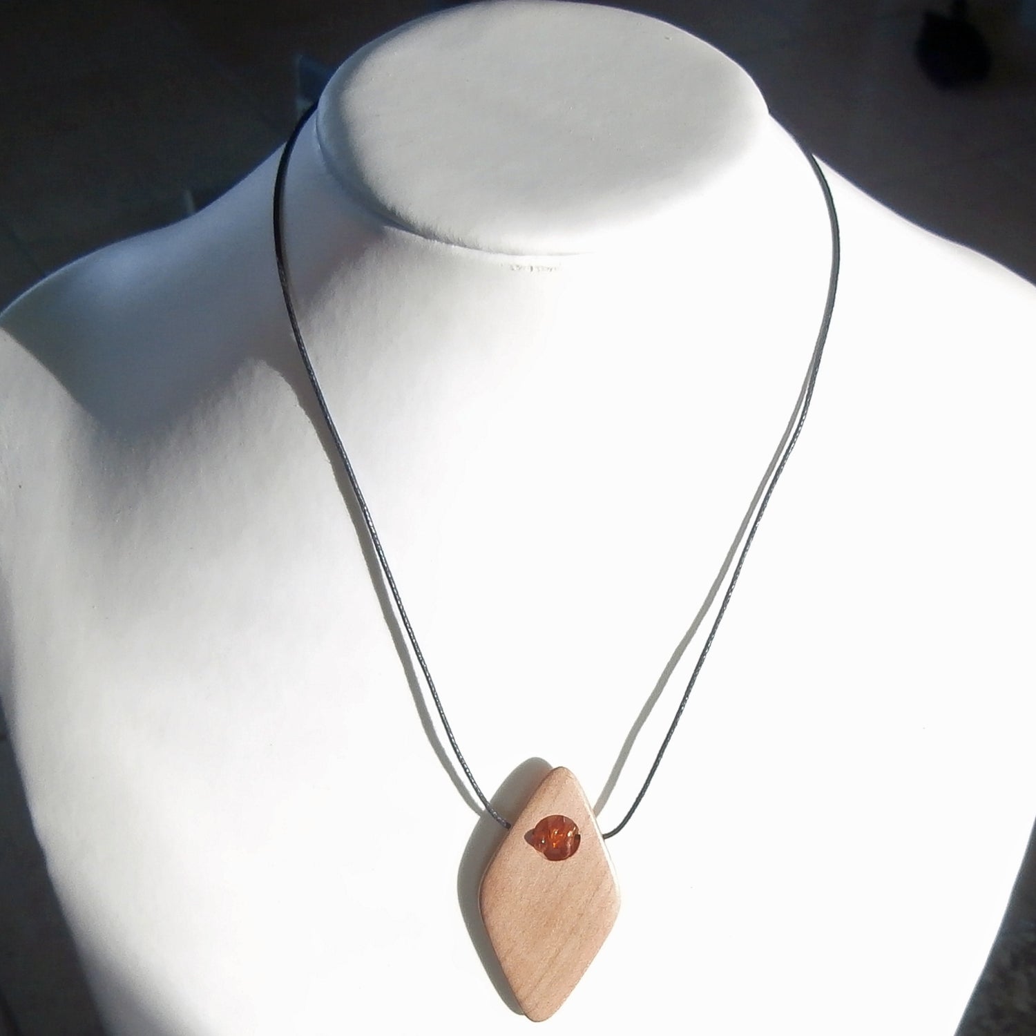 Collier aus Bernstein und Holz mit rautenförmigem Anhänger
